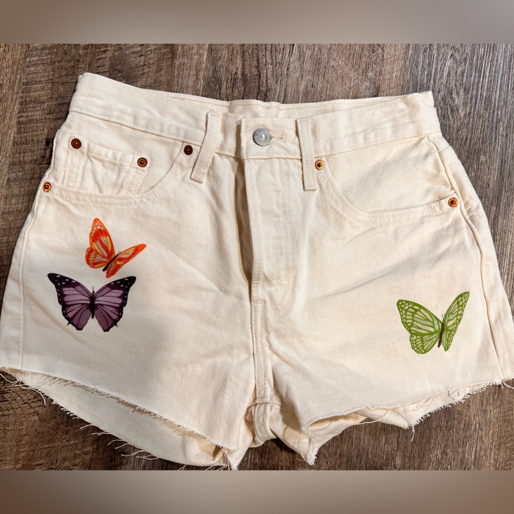 NEW without tags Levi’s 502 cut off butterfly shorts